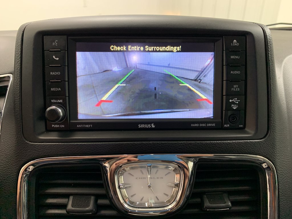 Used 2016 Chrysler Town & Country Touring FWD image 28