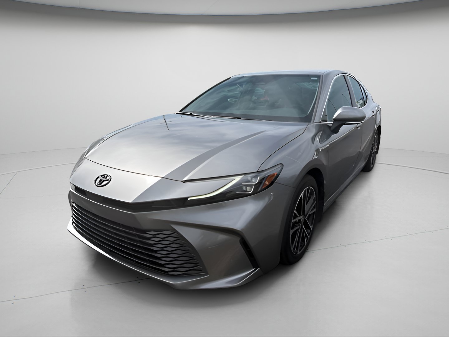 Used 2026 Toyota Camry XLE FWD image 2
