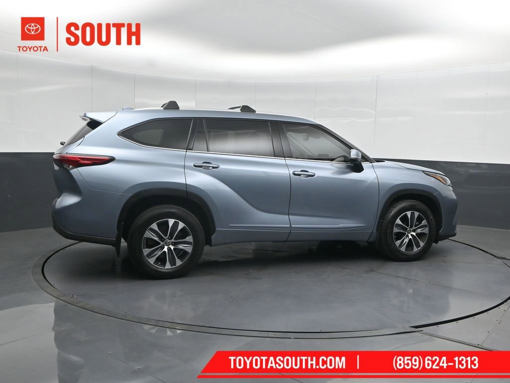 Used 2022 Toyota Highlander XLE AWD/4WD image 3