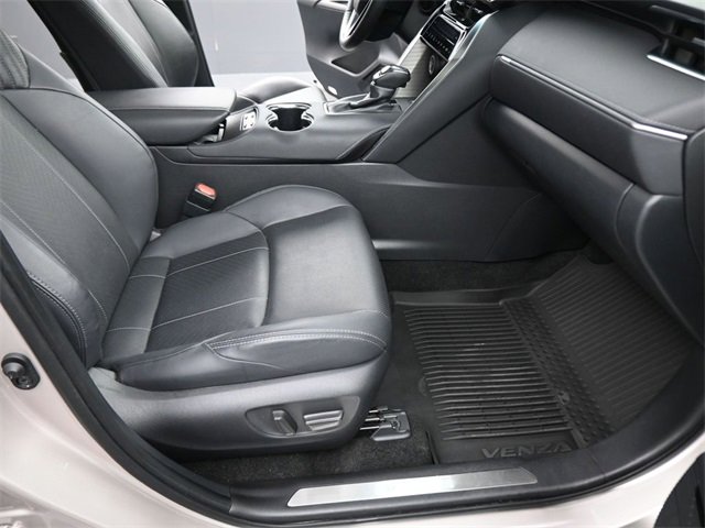 Used 2023 Toyota Venza Limited image 12