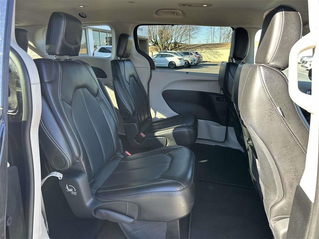 Used 2024 Chrysler Pacifica Touring-L image 13