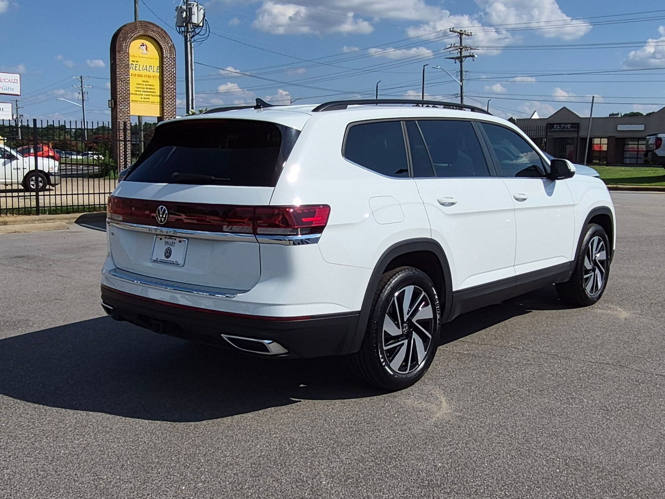 Used 2024 Volkswagen Atlas SE w/ Panoramic Sunroof Package FWD image 3