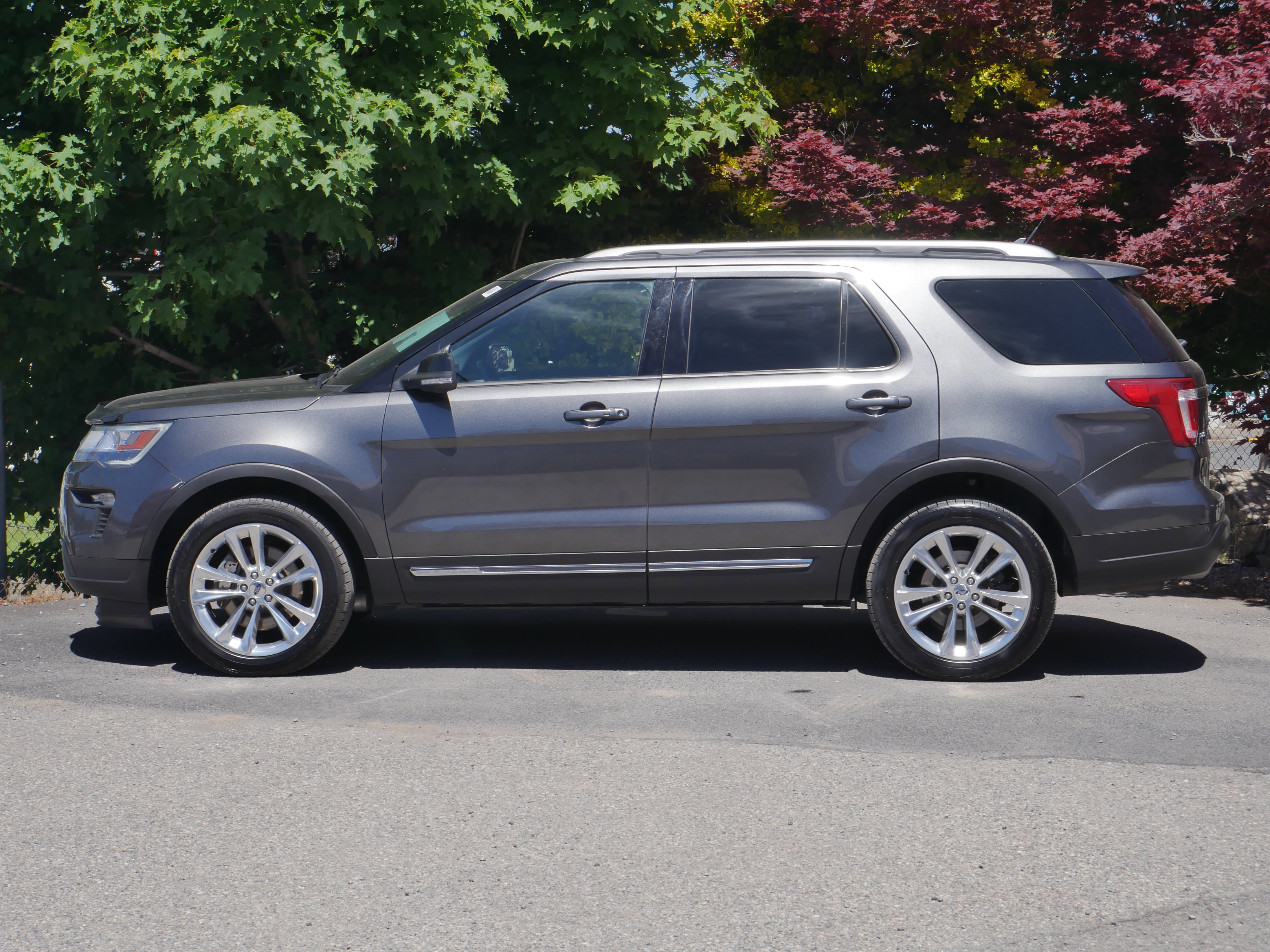 Used 2018 Ford Explorer XLT w/ Equipment Group 202A AWD/4WD image 16
