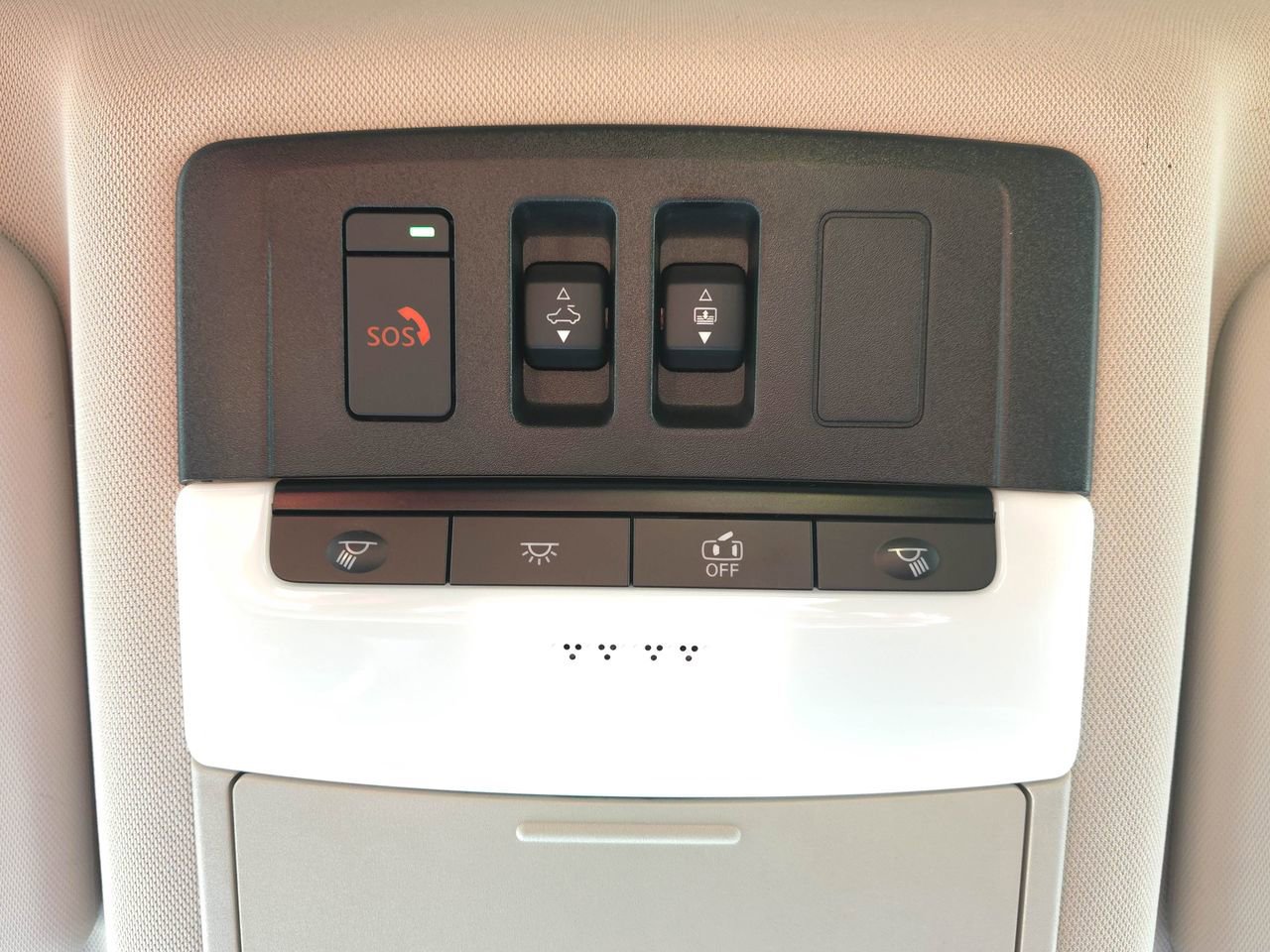 Used 2025 Nissan Rogue SV w/ SV Premium Package image 25