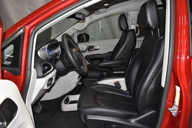 Certified 2024 Chrysler Pacifica Touring-L image 12