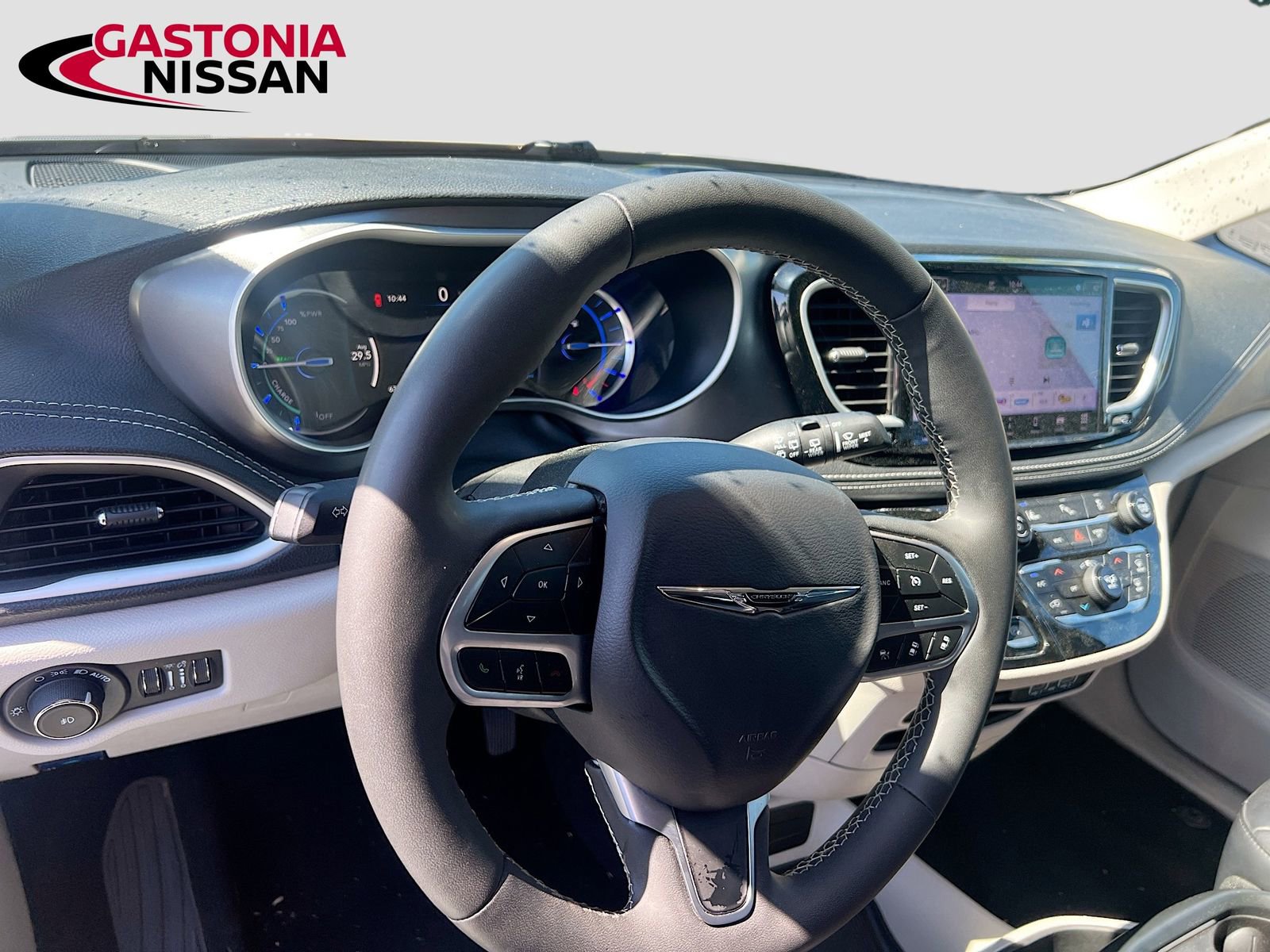 Used 2024 Chrysler Pacifica Limited FWD image 11