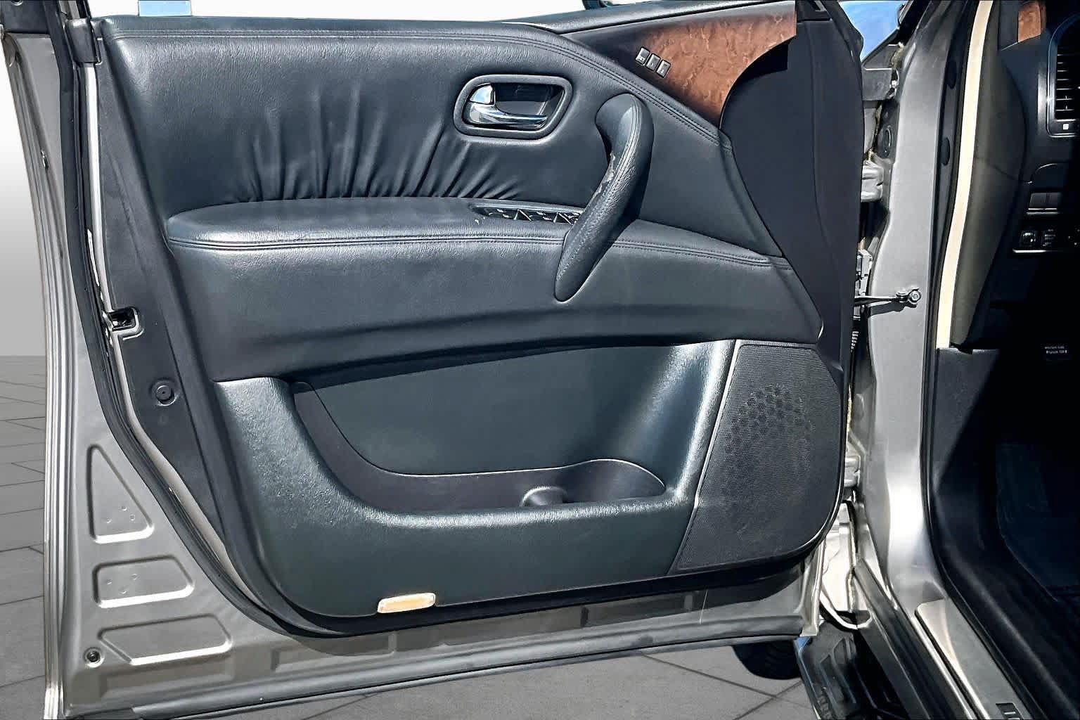 Used 2012 INFINITI QX56 4WD w/ Deluxe Touring Pkg image 21