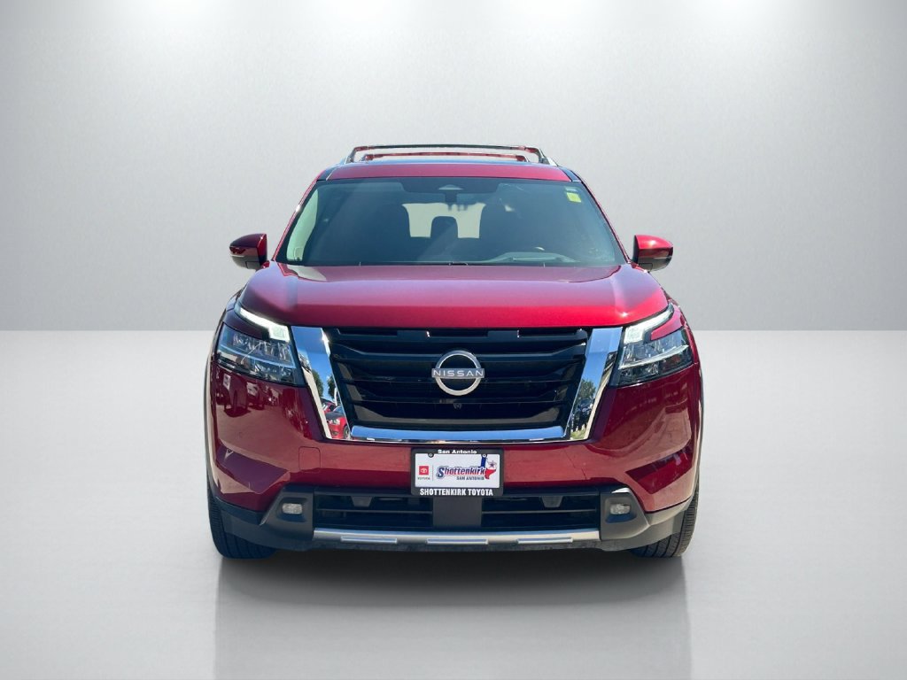Used 2024 Nissan Pathfinder Platinum FWD image 2
