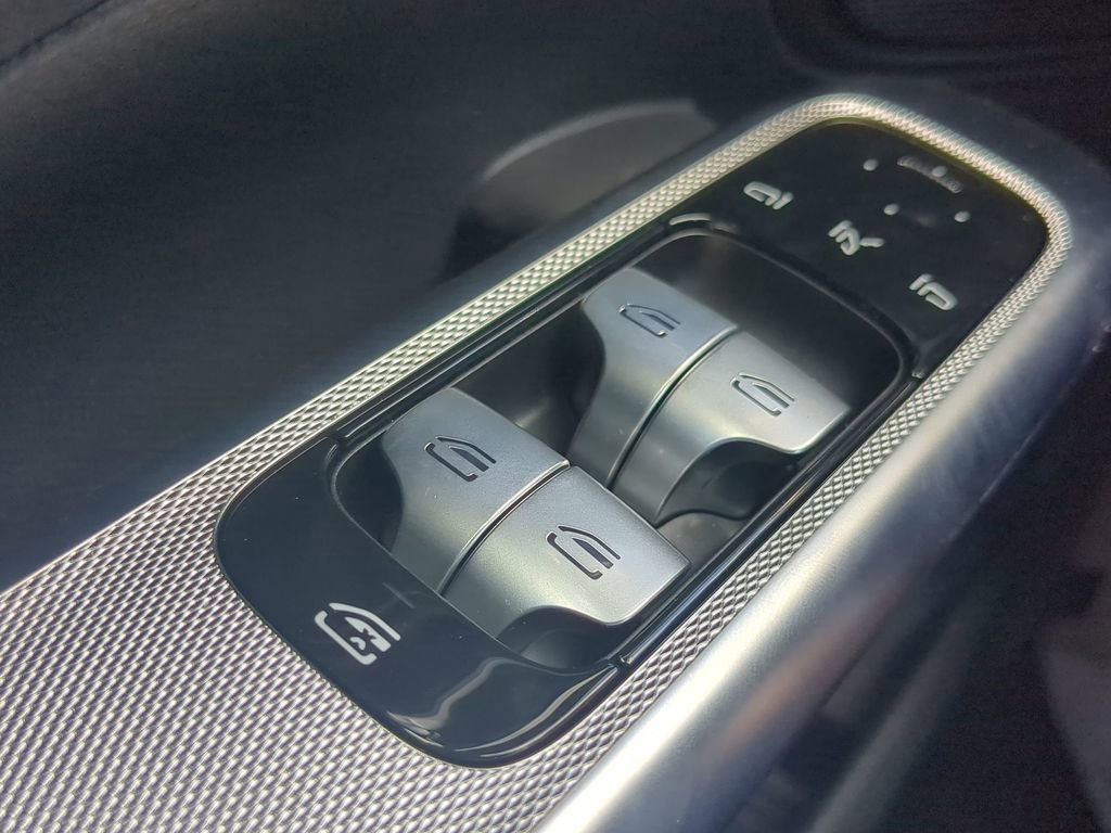 Used 2025 Mercedes-Benz GLC 300 image 10