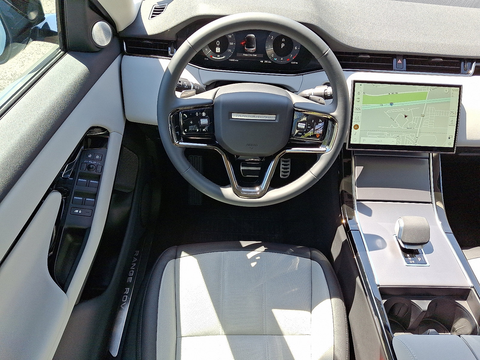 Certified 2025 Land Rover Range Rover Evoque Dynamic SE image 4