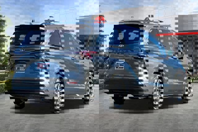 Used 2025 Toyota Sienna XLE image 4