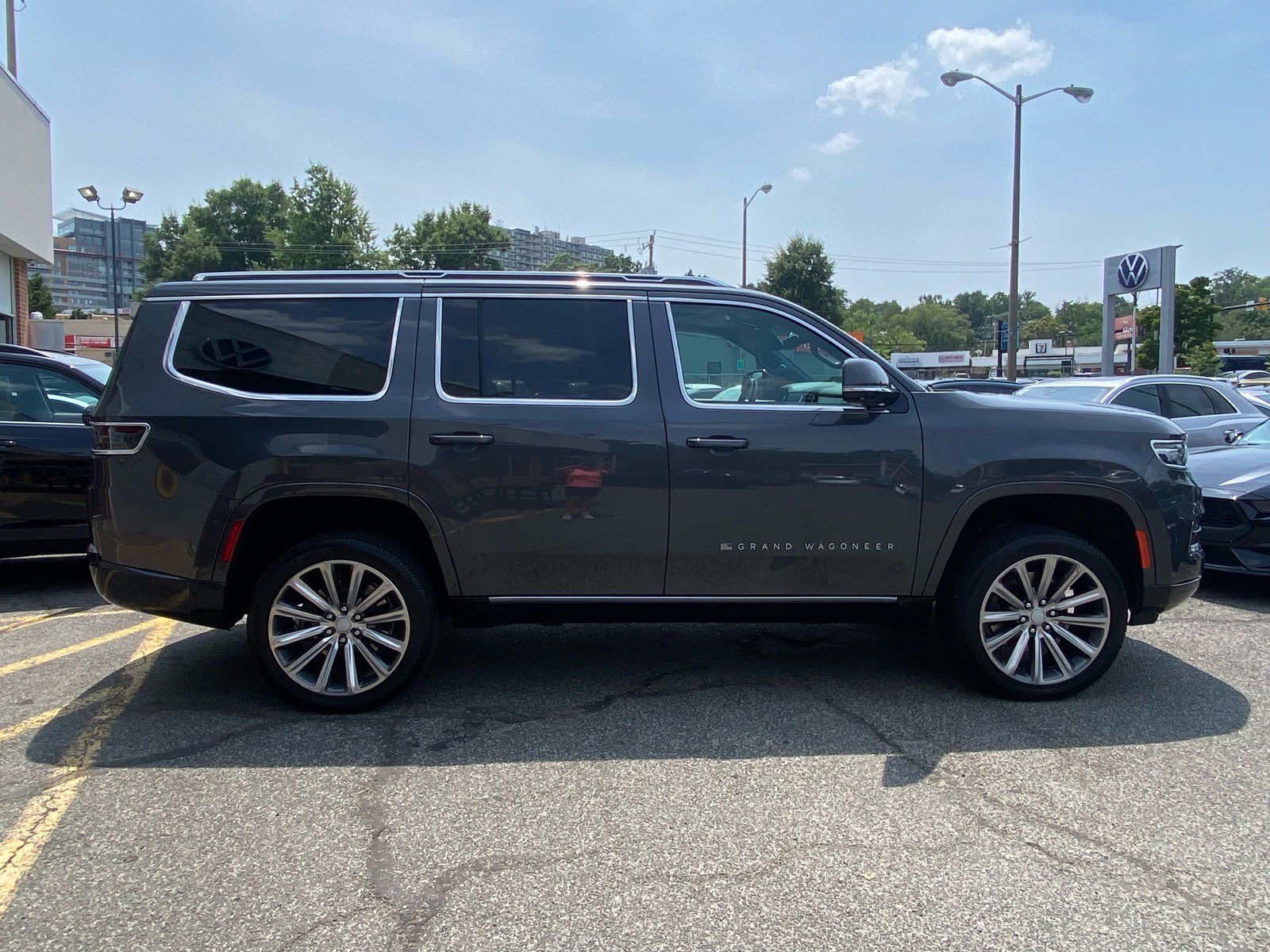 Used 2022 Jeep Grand Wagoneer Series II w/ Convenience Group III AWD/4WD image 2