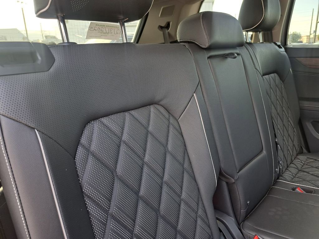 Used 2025 Volkswagen Atlas SEL Premium R-Line image 23