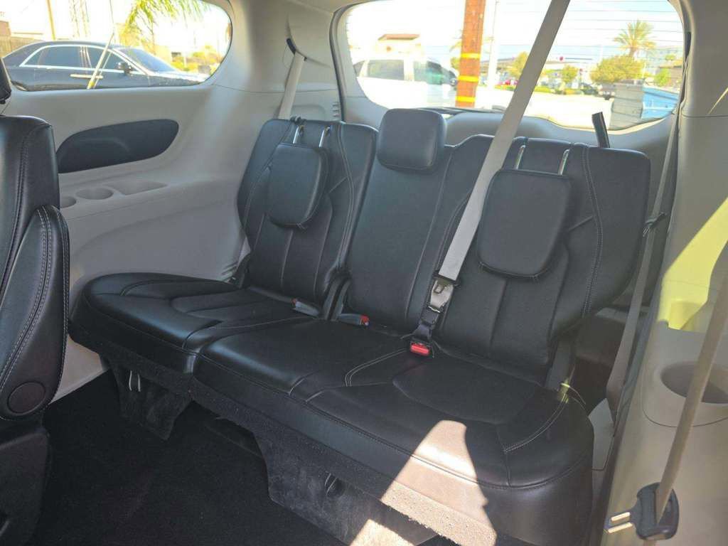 Used 2024 Chrysler Pacifica Touring-L image 5