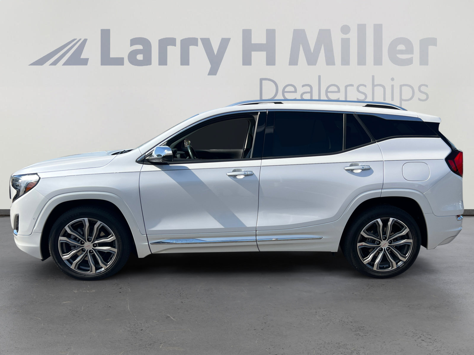 Used 2020 GMC Terrain Denali w/ Denali Premium Package FWD image 2