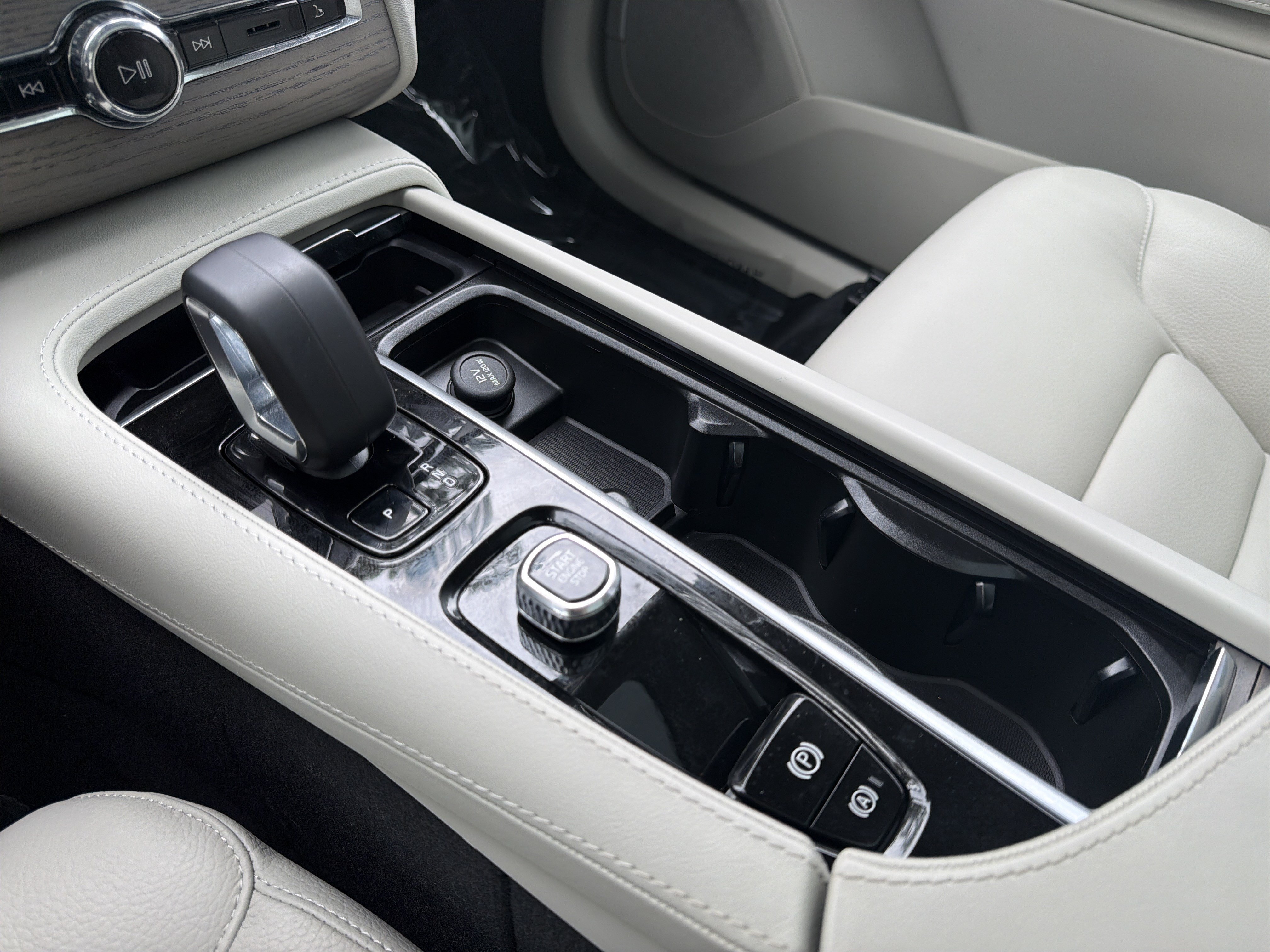 Certified 2025 Volvo XC90 B5 Plus w/ Protection Package Premier AWD/4WD image 26