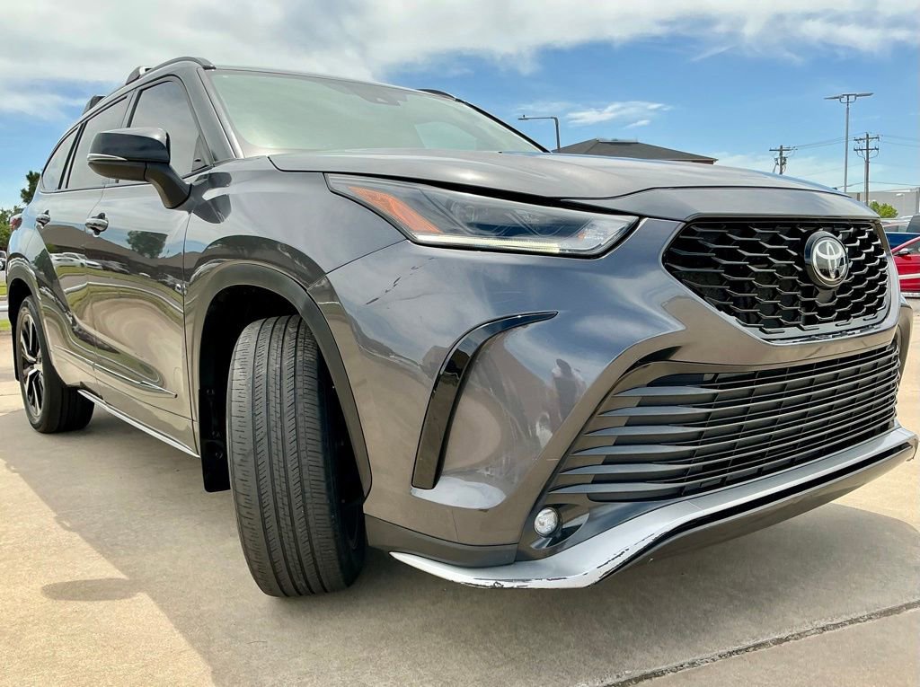 Used 2022 Toyota Highlander XSE FWD image 2