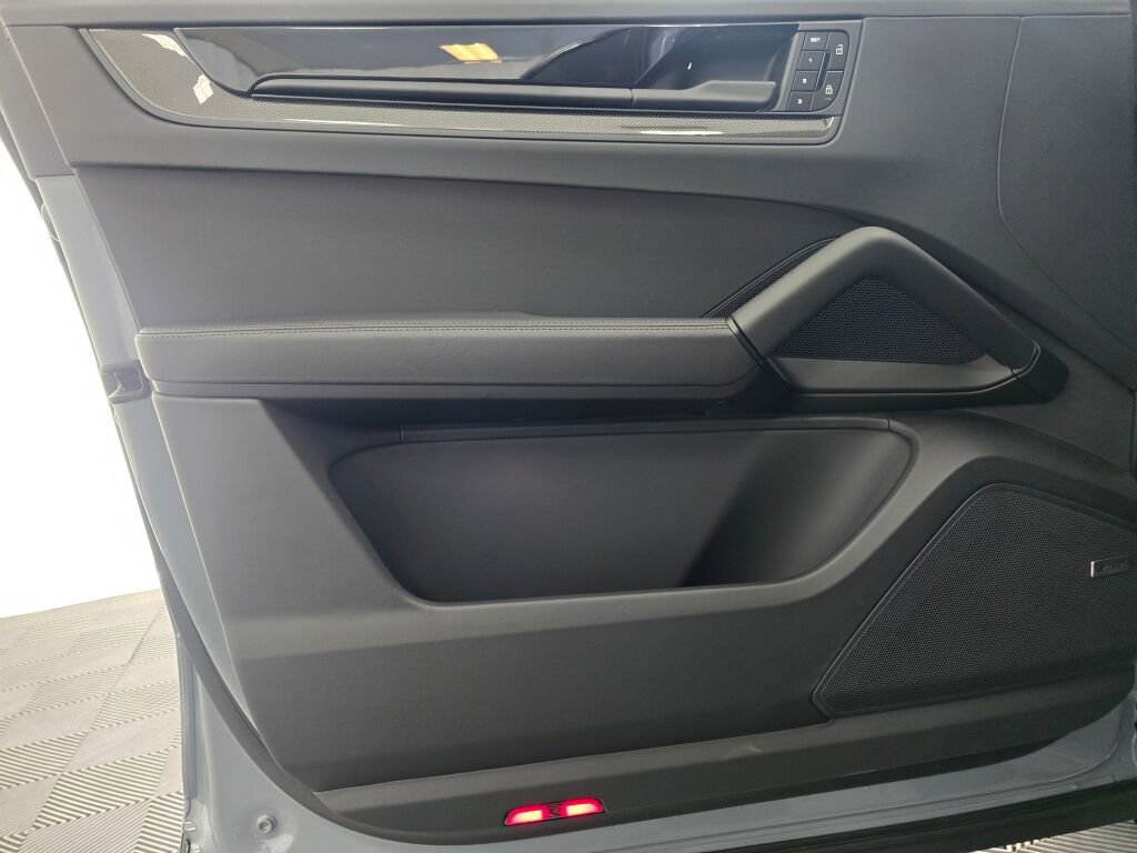 New 2025 Porsche Cayenne GTS image 25