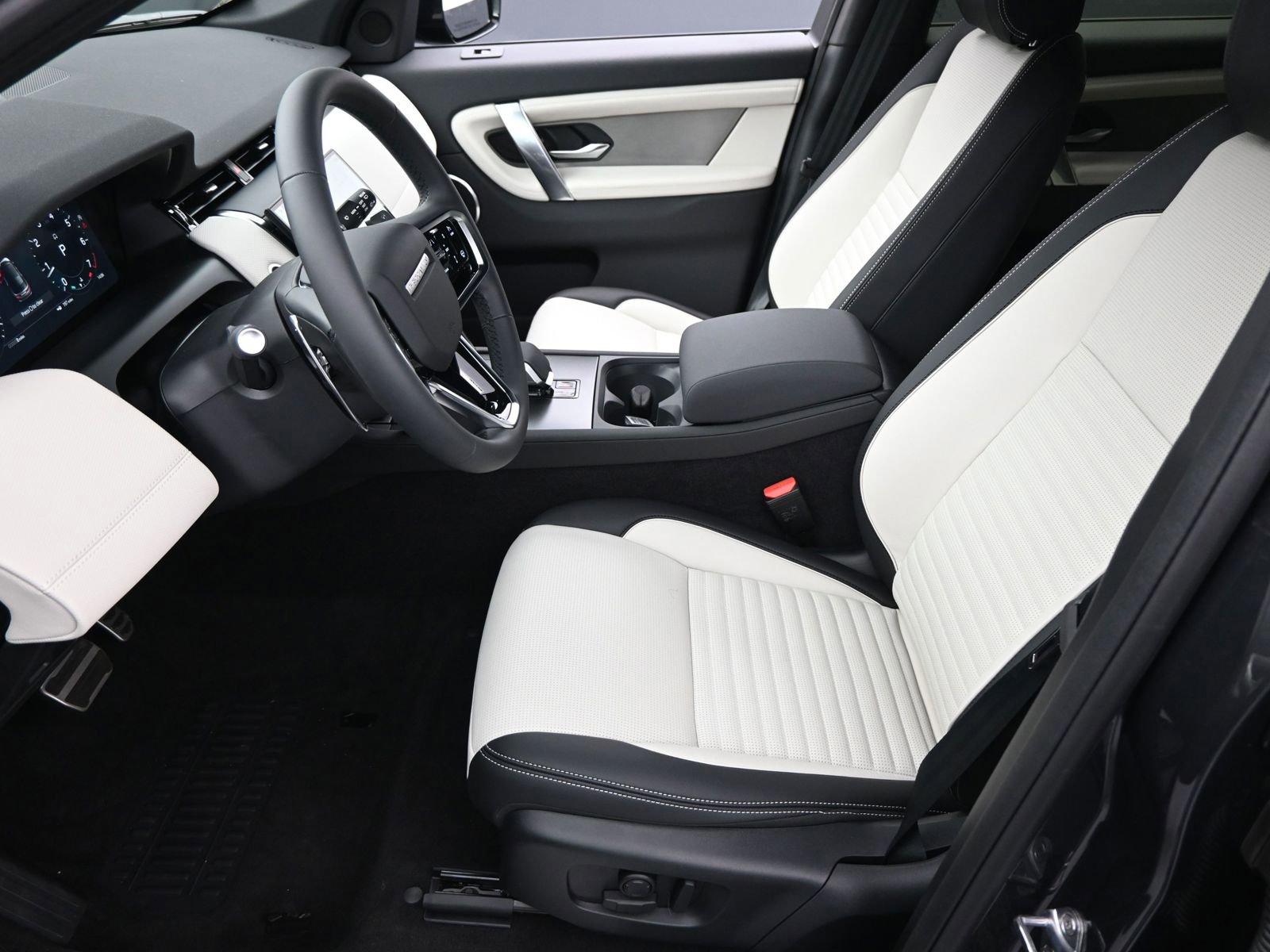 New 2025 Land Rover Discovery Sport Dynamic SE image 5