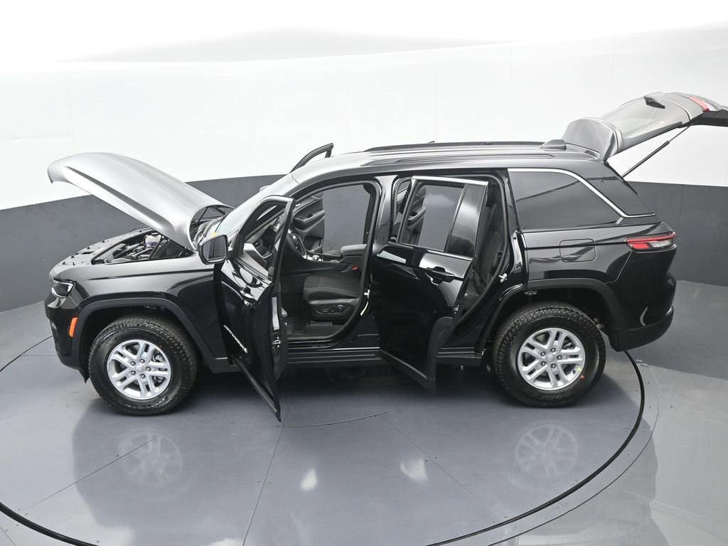 Used 2025 Jeep Grand Cherokee Laredo AWD/4WD image 59