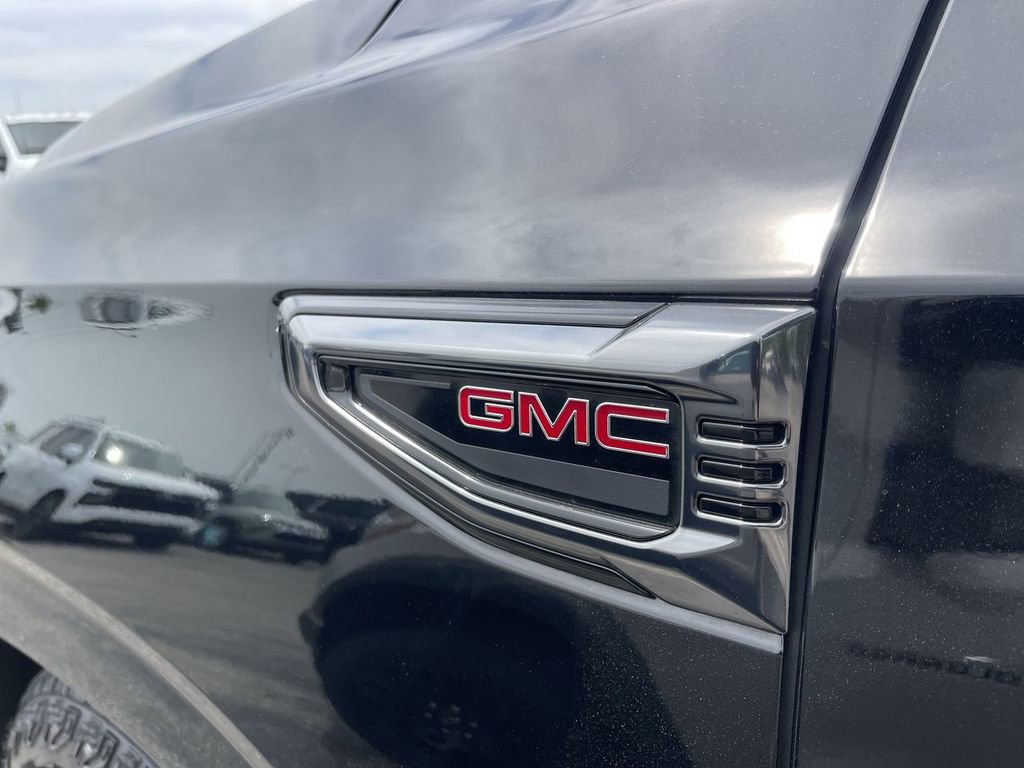 Used 2025 GMC Yukon AT4 w/ AT4 Premium Plus Package AWD/4WD image 3