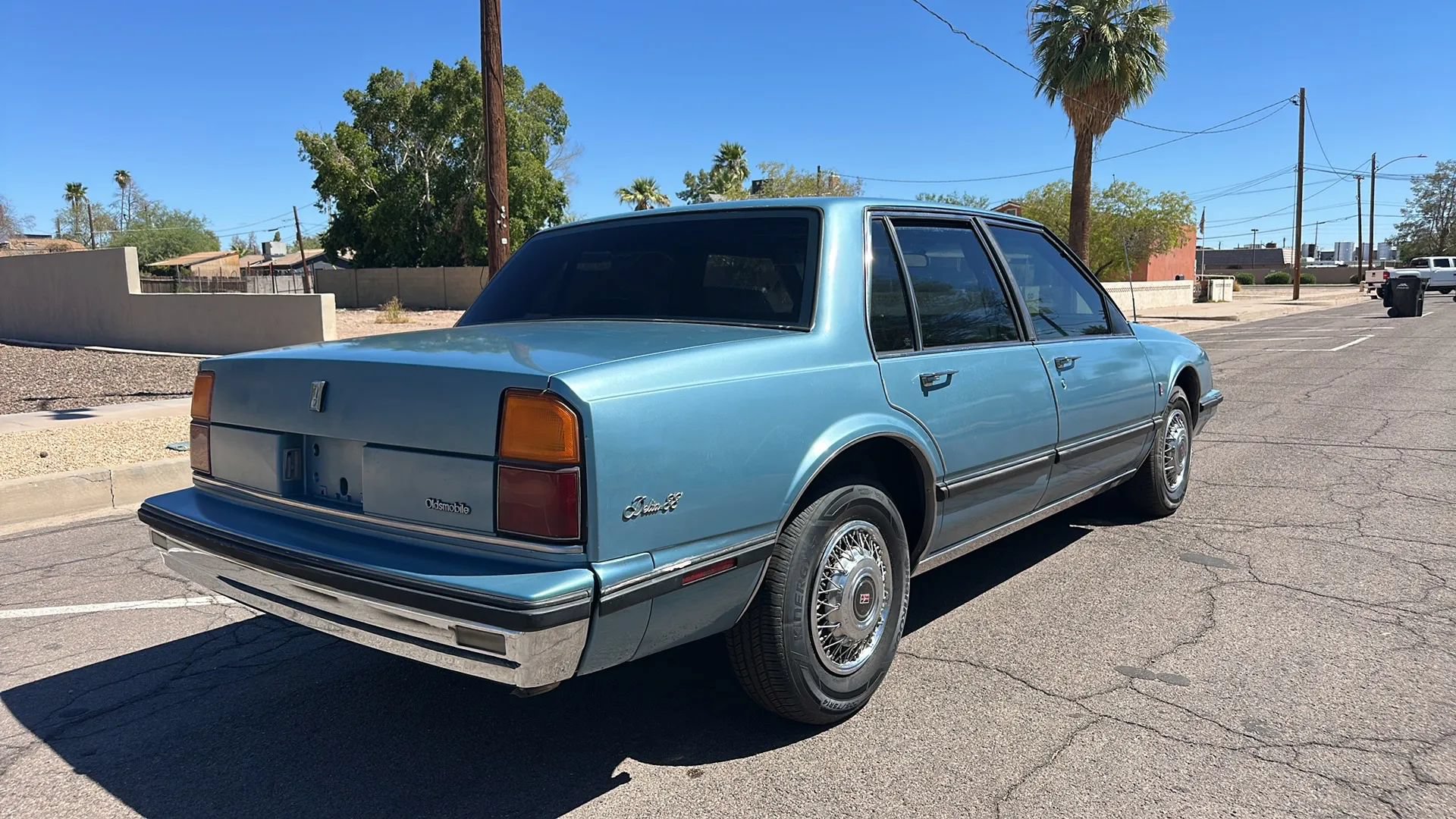 Used 1990 Oldsmobile 88 Royale Brougham FWD image 3