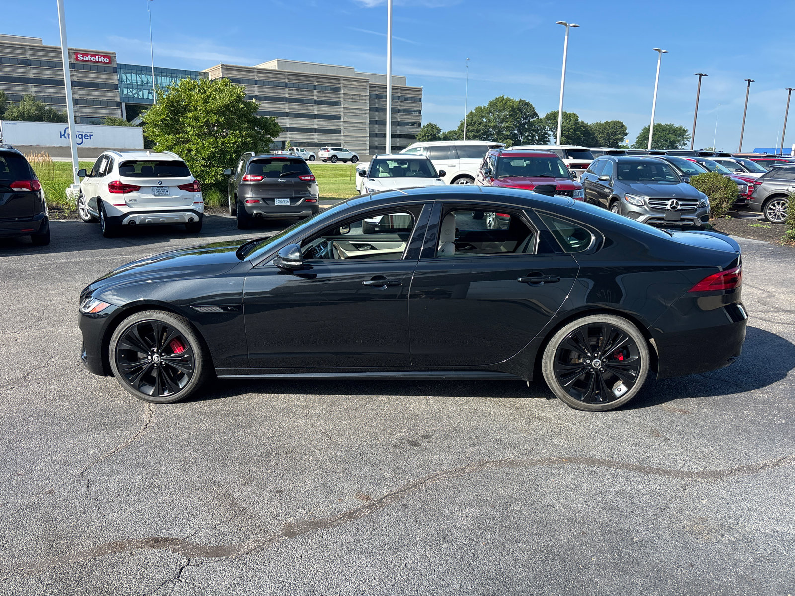 Used 2024 Jaguar XF R-Dynamic SE AWD/4WD image 4