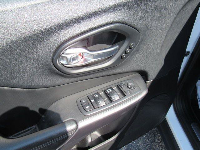 Used 2019 Jeep Cherokee Limited AWD/4WD image 25