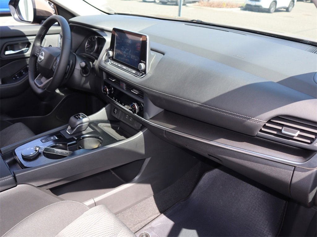 Certified 2025 Nissan Rogue SV image 25