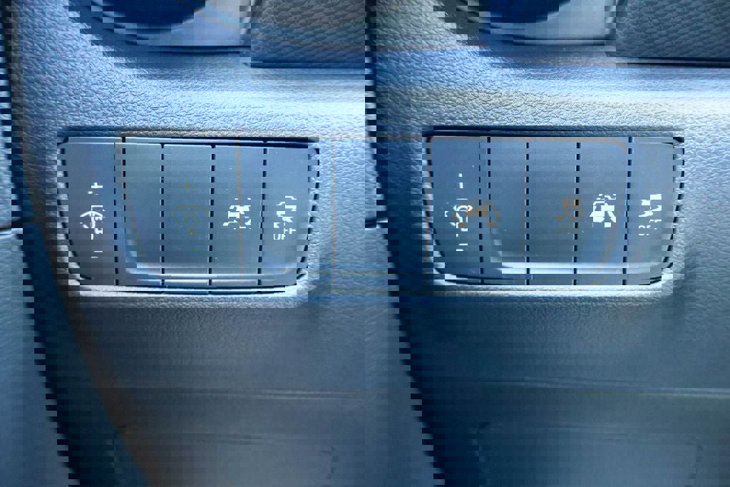 Used 2021 Hyundai Kona SE w/ Cargo Package image 16