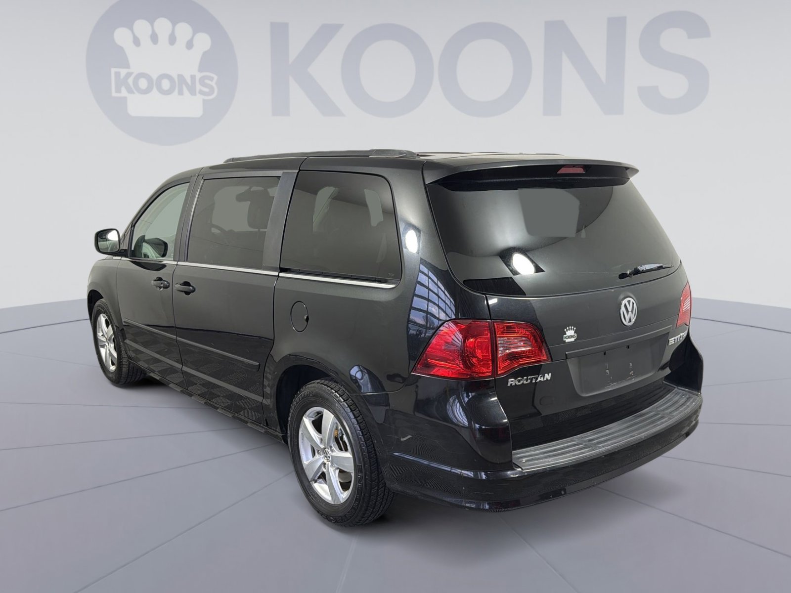 Used 2011 Volkswagen Routan SE image 4