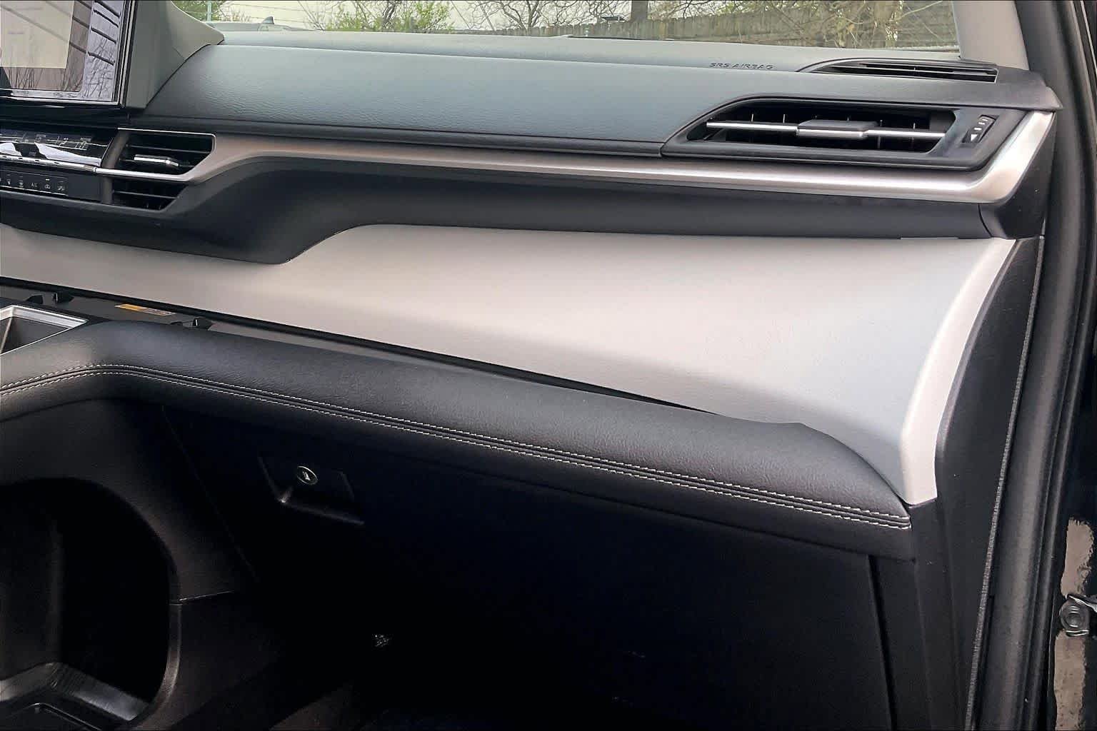 Used 2025 Toyota Sienna LE w/ LE Plus Package image 19