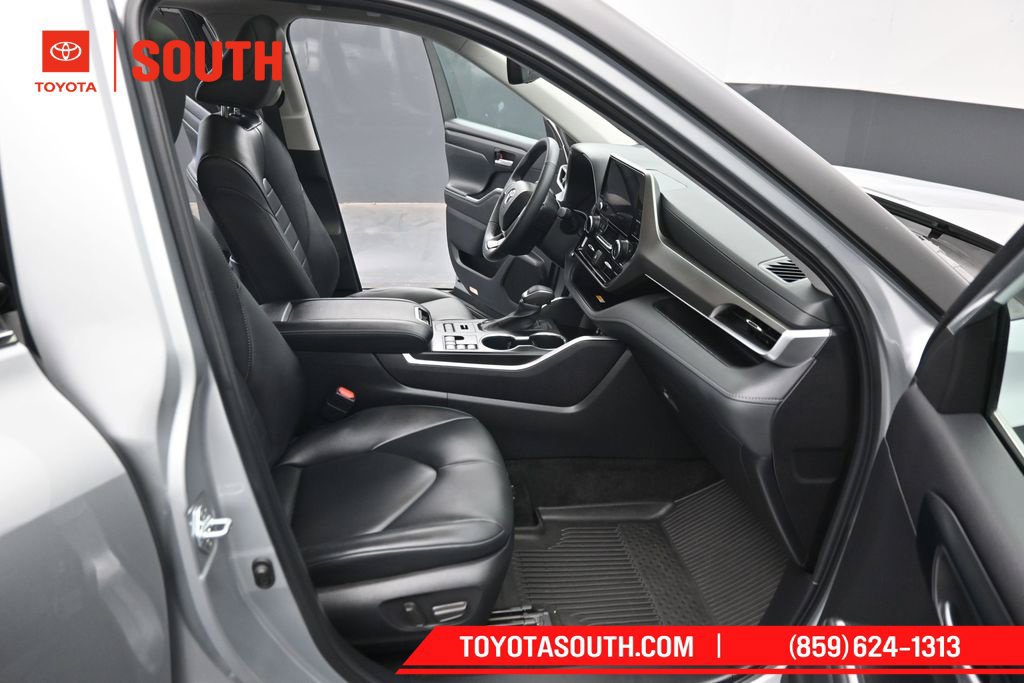 Used 2023 Toyota Highlander XLE AWD/4WD image 35