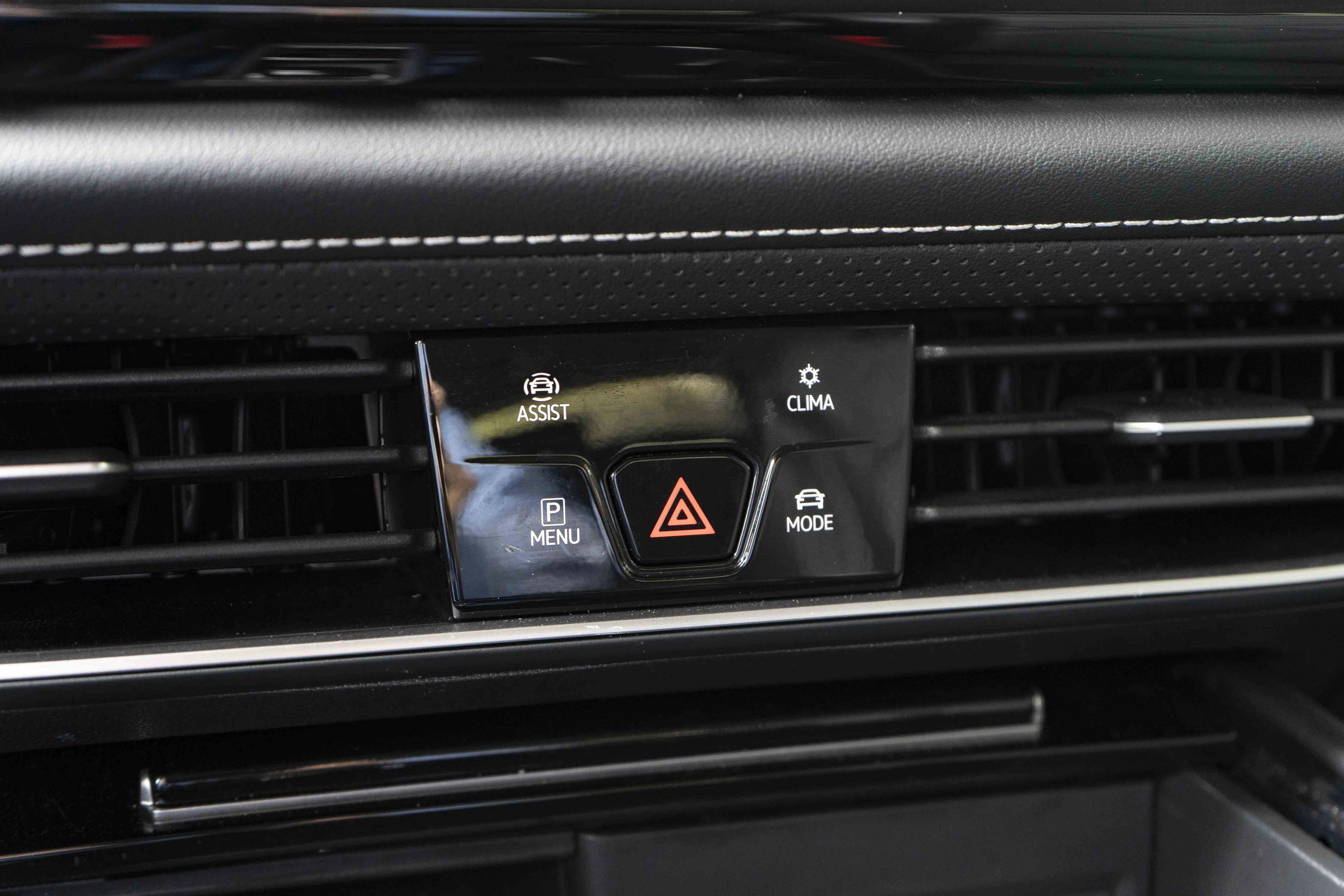 Used 2024 Volkswagen Atlas SE w/ Black Wheel Package FWD image 33