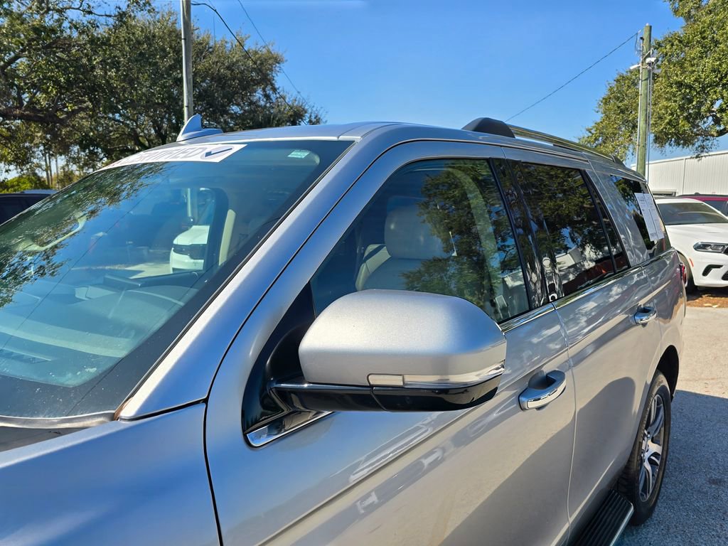 Used 2022 Ford Expedition Limited image 11