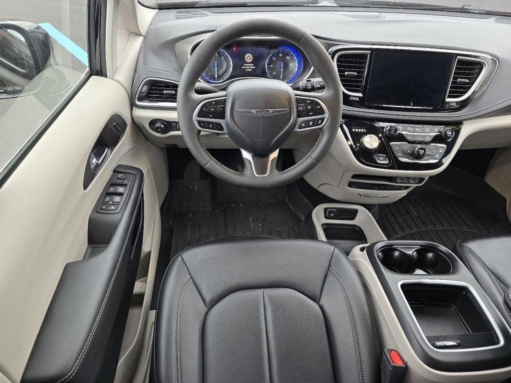 Used 2024 Chrysler Pacifica Touring-L w/ Uconnect Theater Family Group image 22