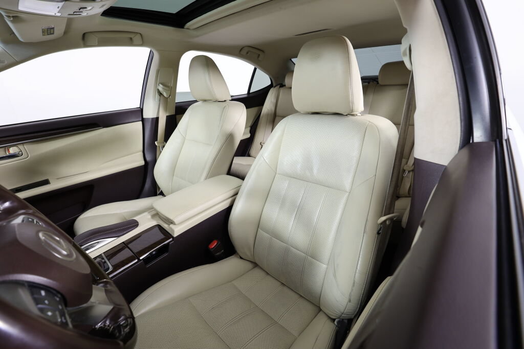 Used 2016 Lexus ES 300h w/ Luxury Package w/Wood Trim FWD image 11