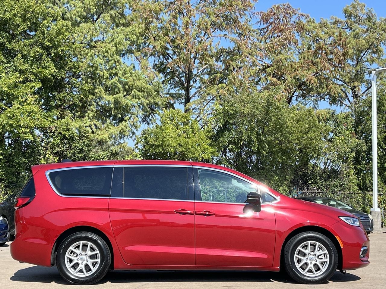 Used 2024 Chrysler Pacifica Touring-L FWD image 3