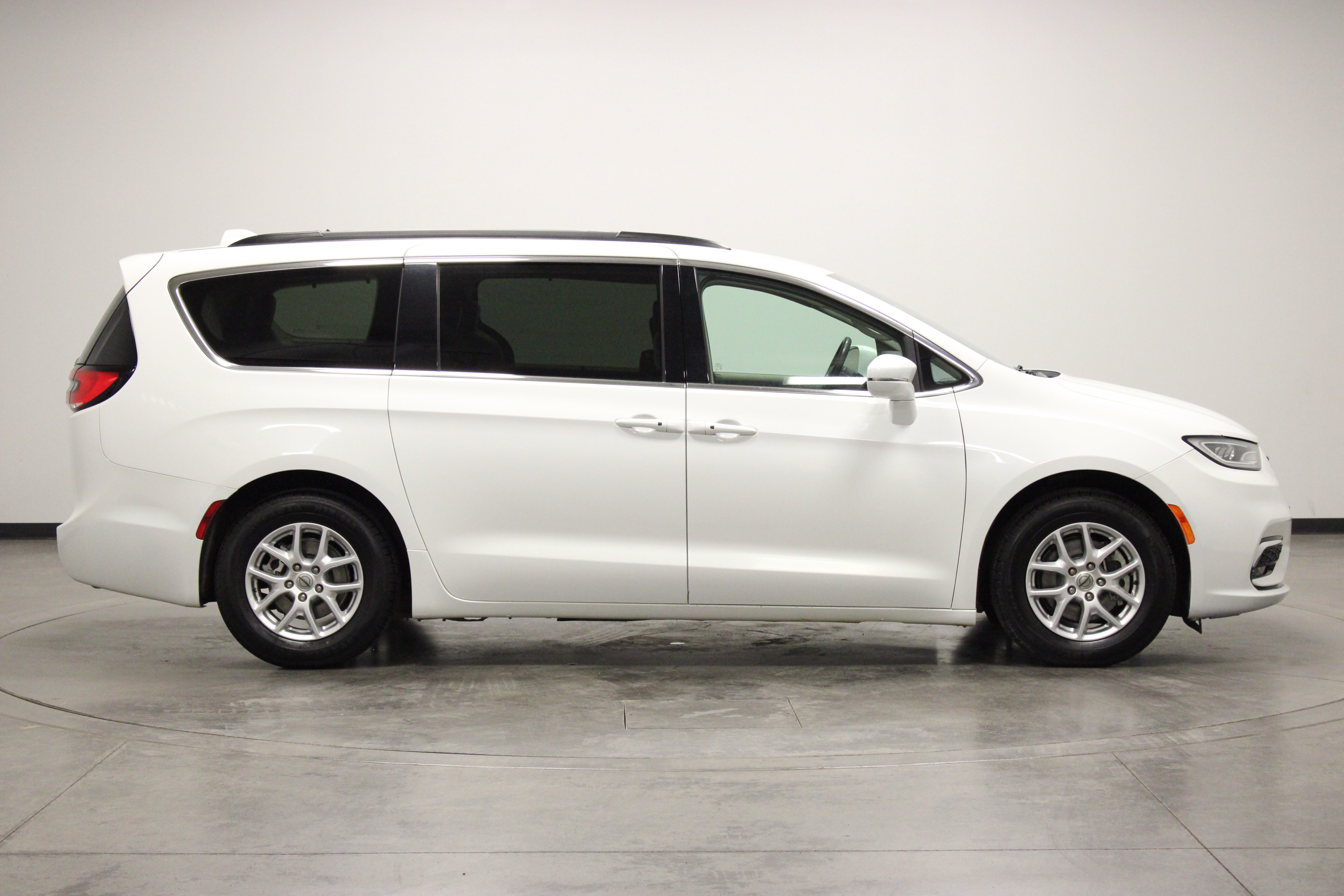 Used 2022 Chrysler Pacifica Touring-L FWD image 9