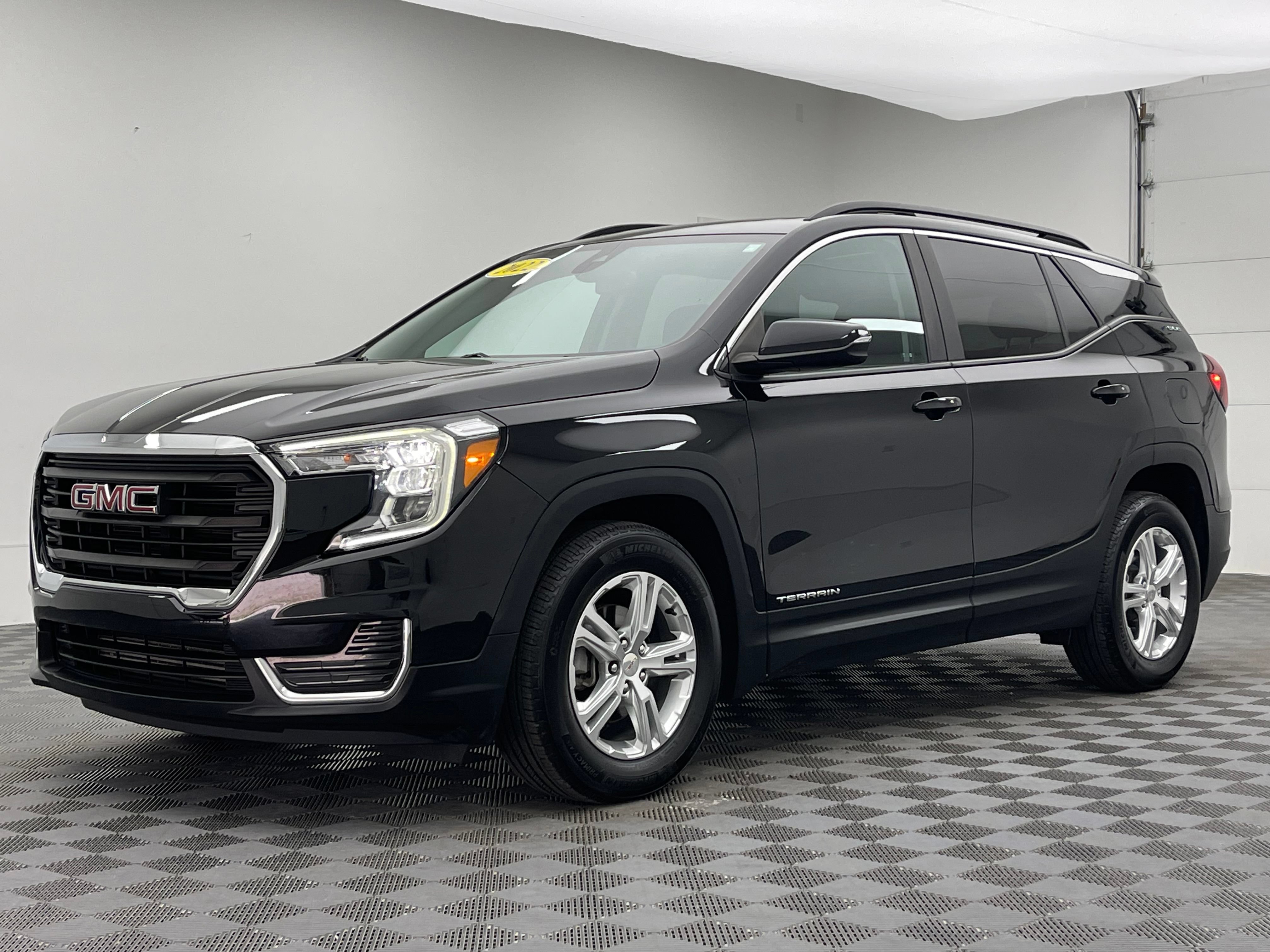 Used 2022 GMC Terrain SLE w/ Driver Convenience Package FWD image 2