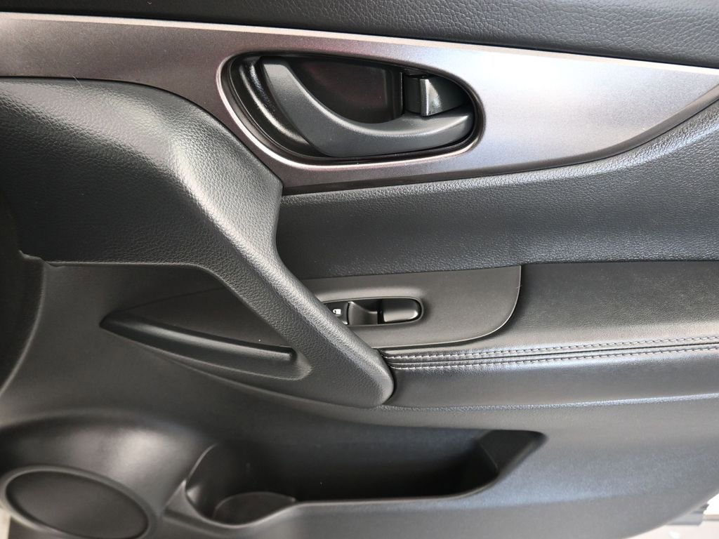 Used 2022 Nissan Rogue Sport S image 37