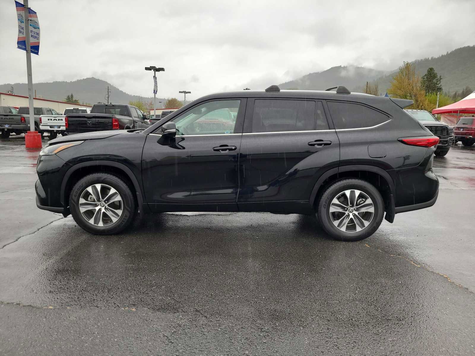 Used 2022 Toyota Highlander XLE image 11