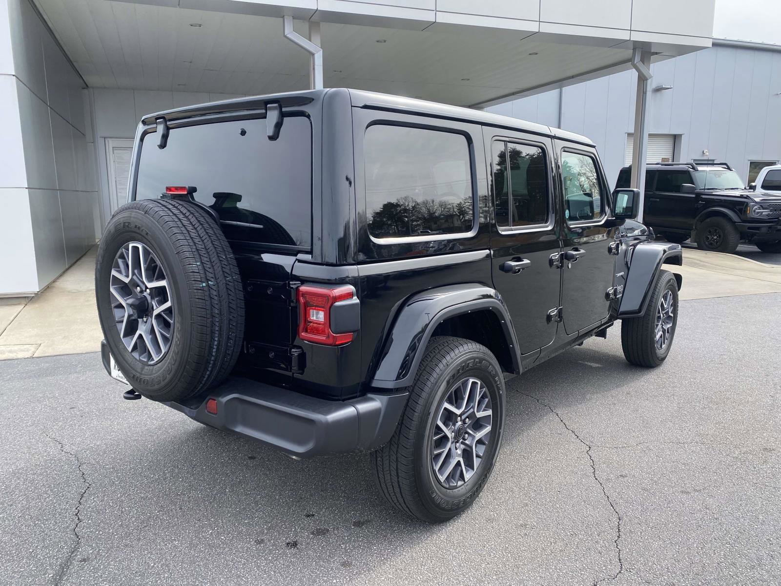 Used 2024 Jeep Wrangler Unlimited Sahara w/ Technology Group image 7