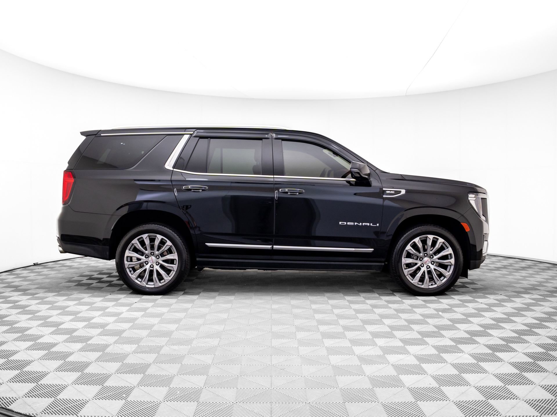 Used 2022 GMC Yukon Denali w/ Denali Premium Package image 9