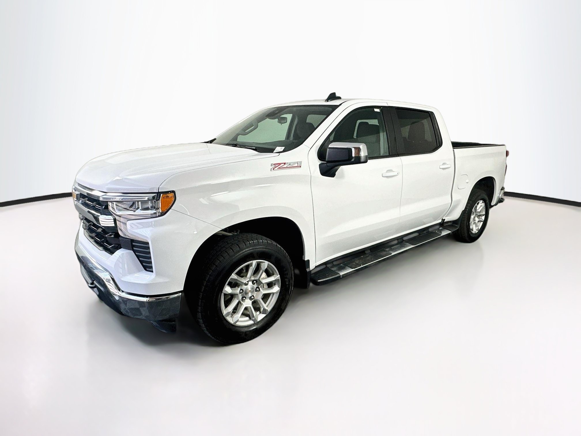 Used 2025 Chevrolet Silverado 1500 LT AWD/4WD image 3