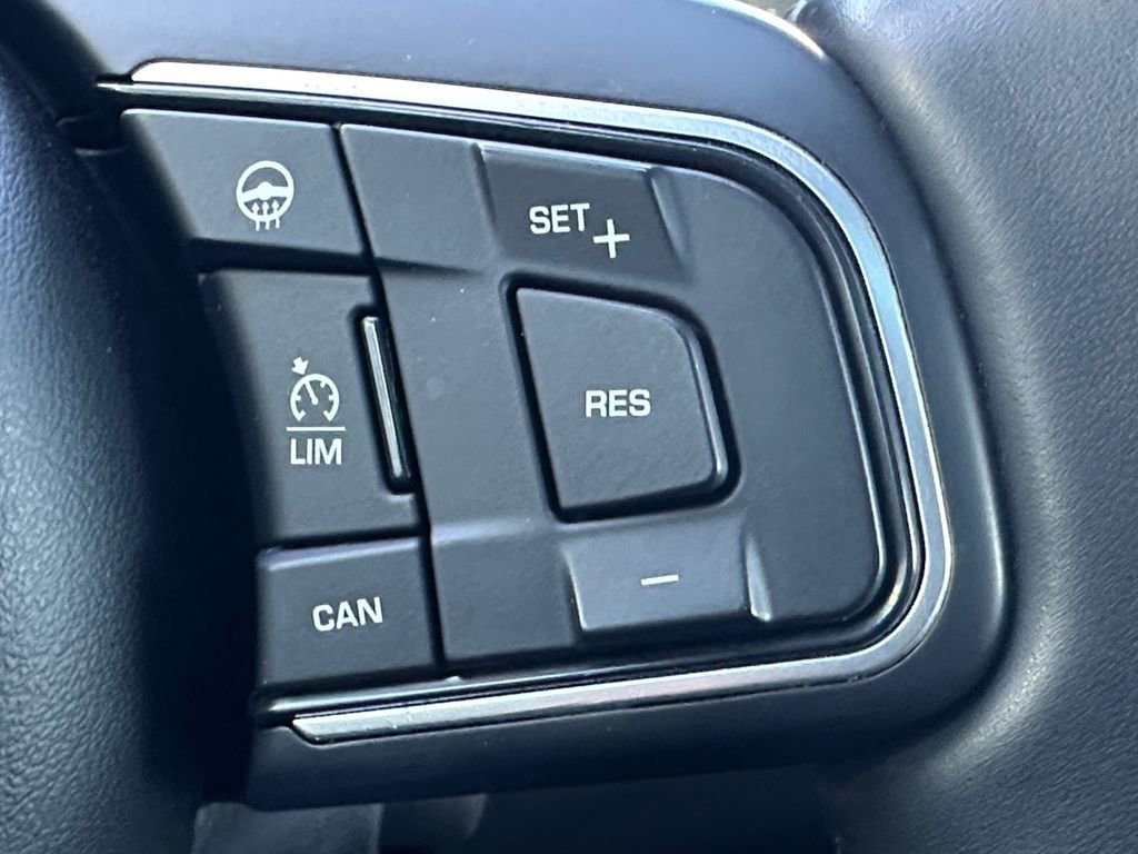 Used 2018 Jaguar XE Premium image 20