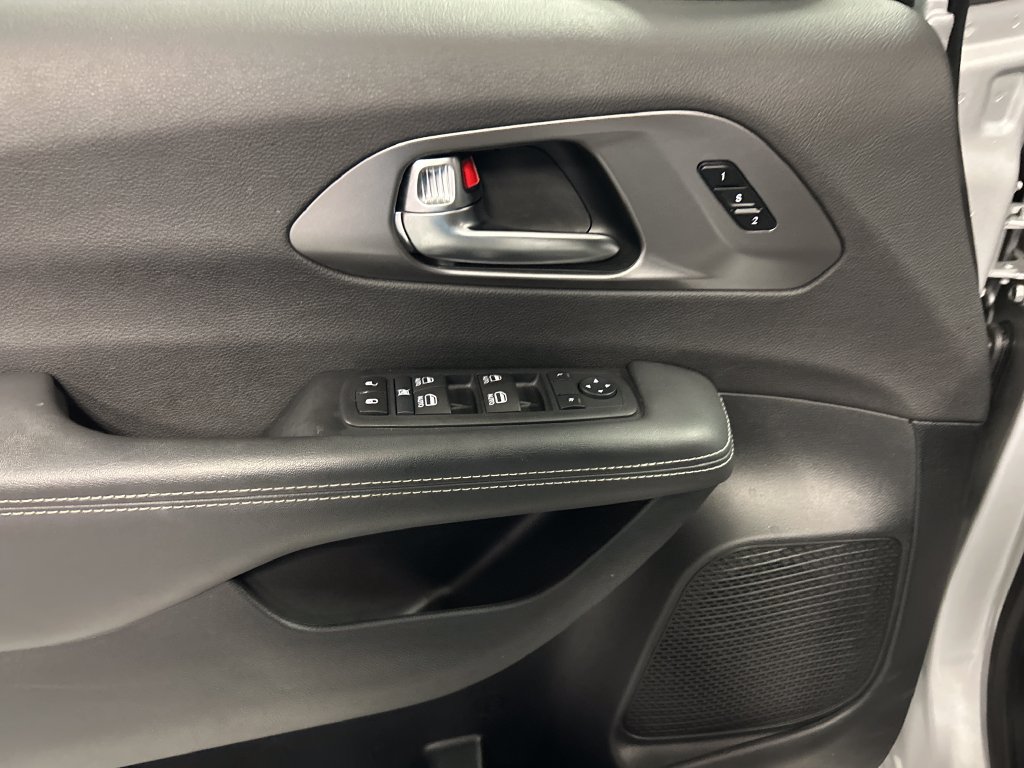Used 2026 Chrysler Pacifica Select FWD image 14