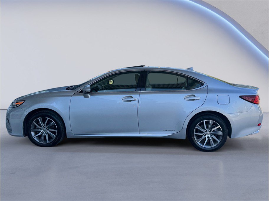 Used 2016 Lexus ES 300h w/ Luxury Package w/Wood Trim FWD image 3