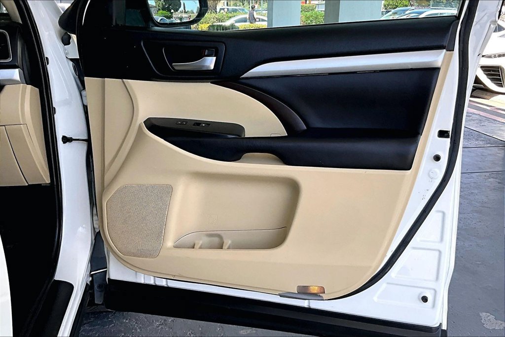 Used 2019 Toyota Highlander XLE AWD/4WD image 29