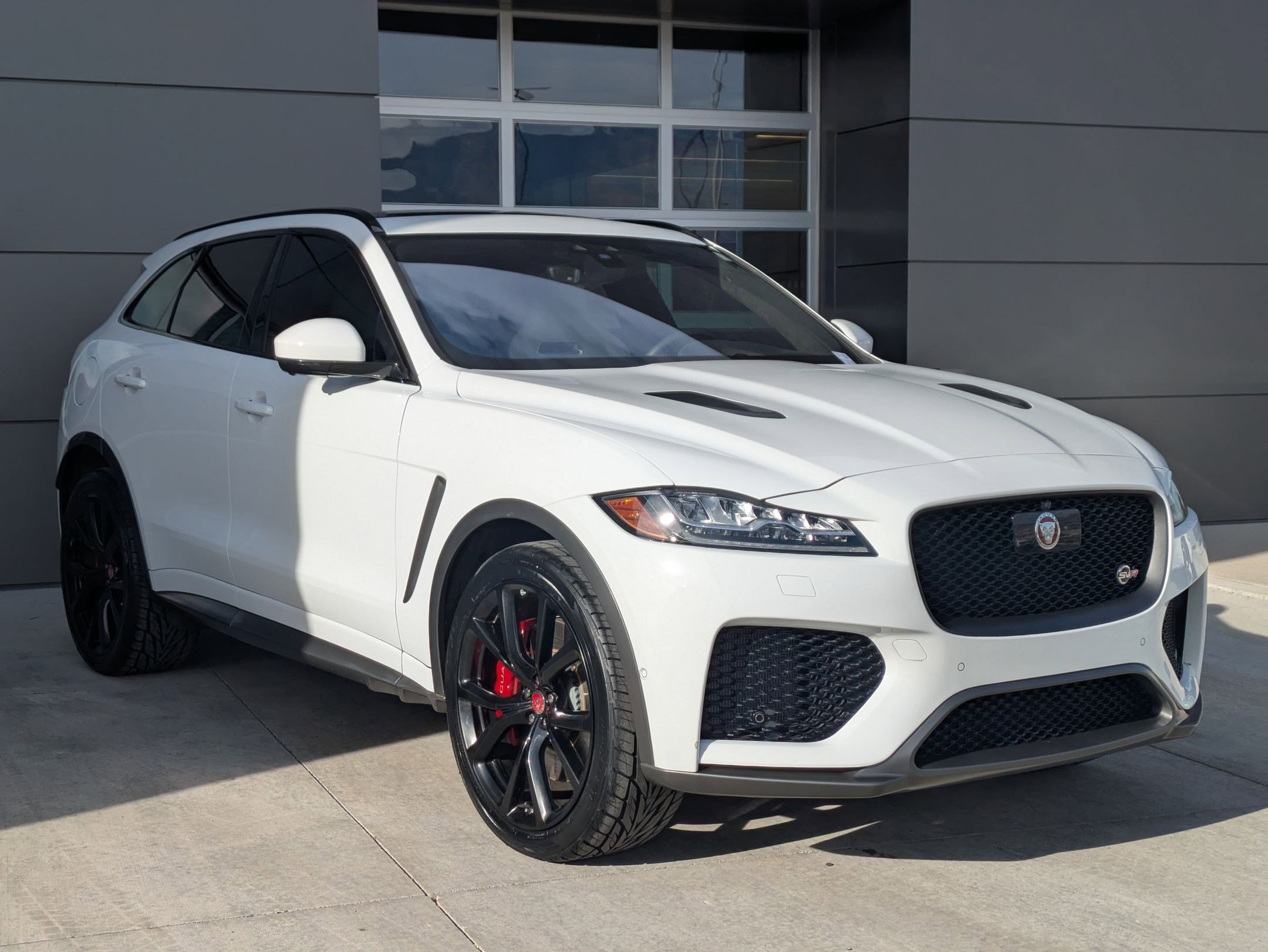 Used 2020 Jaguar F-PACE SVR image 3